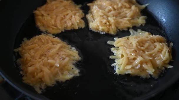 Aardappelpannenkoeken worden gebakken in een koekenpan, close-up — Stockvideo