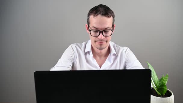 Egy férfi ül a számítógép csinál pénzt, kiváló minőségű videó — Stock videók