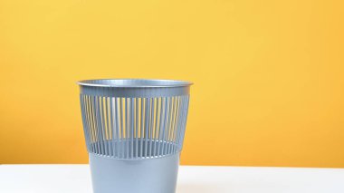 Atık için çöp kutusu, sarı arka planda. Yüksek kalite fotoğraf