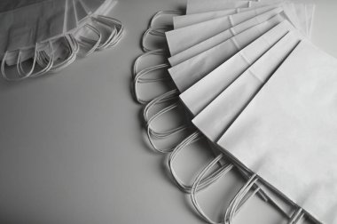 Gölgeli kağıt beyaz poşetler. Yüksek kalite fotoğraf