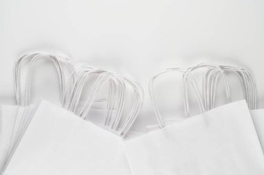 Beyaz kağıt poşetlerle dolu düz bir yatak. Yüksek kalite fotoğraf