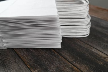 Tahta arka planda kağıt beyaz paket yığını. Yüksek kalite fotoğraf