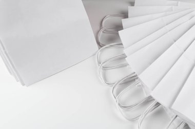 Kağıt beyaz poşetlerin maketi, yazıtlar için yer. Yüksek kalite fotoğraf