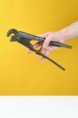 Sarı arka planda paslı anahtar var. Yüksek kalite fotoğraf