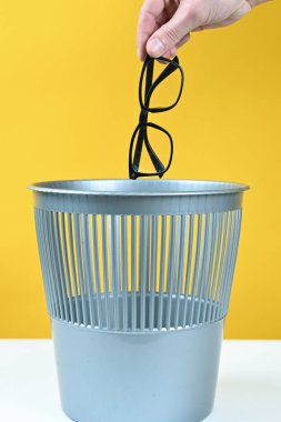 El bardakları çöp kutusuna atar. Yüksek kalite fotoğraf