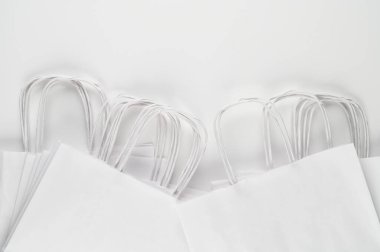 Beyaz arka planda beyaz kese kağıdı yığını. Yüksek kalite fotoğraf