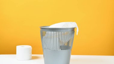 Çöp kutusundaki tuvalet kağıdını at.