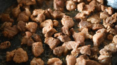 Et parçaları tavada kızartılır. Ev mutfağı. Yakın plan. Yüksek kalite 4k görüntü