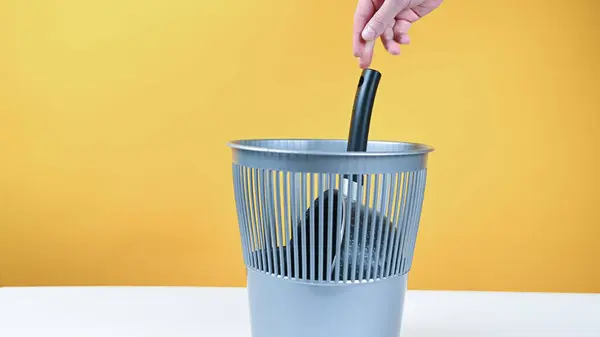 ゴミ箱に鍋を投げなさい 高品質の写真 — ストック写真