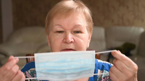 Eine Ältere Frau Setzt Eine Gesichtsschutzmaske Auf Aus Nächster Nähe — Stockfoto