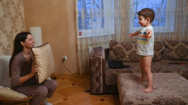 Annem çocukla yastıkla oynuyor..