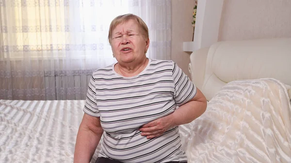 Ältere Frau Liegt Mit Liebeskummer Bett — Stockfoto