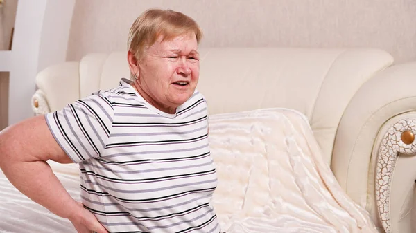 Ältere Frau Liegt Mit Rückenschmerzen Bett — Stockfoto