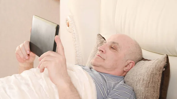 Älterer Mann Mit Tablette Bett — Stockfoto