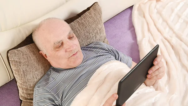 Einsamer Älterer Mann Mit Tablette Bett — Stockfoto