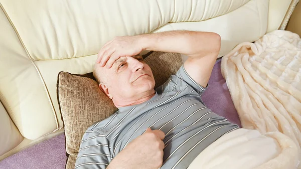 Ein Älterer Mann Hat Kopfschmerzen — Stockfoto