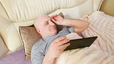 Yaşlı bir adamın başı ağrıyor.. 