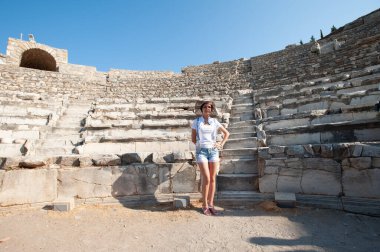 Antik binaların arka planındaki kız turist. 