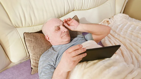 Ein Älterer Mann Hat Kopfschmerzen — Stockfoto