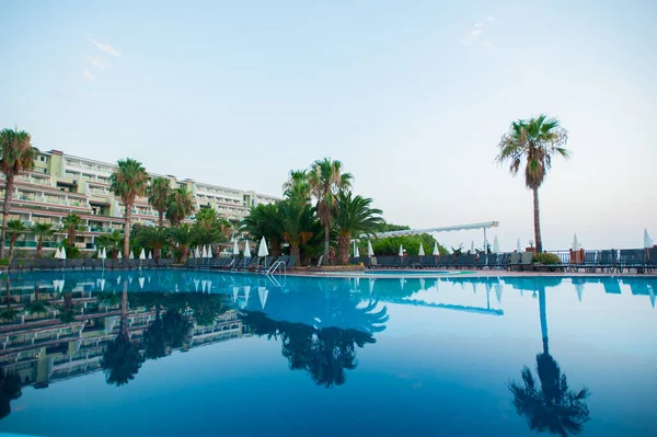 Terk edilmiş otel tatil köyü. Boş Otel. 