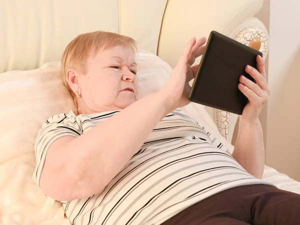 Eine Ältere Frau Liegt Mit Dem Handy Der Hand Schlafzimmer — Stockfoto
