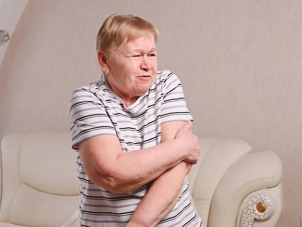 Ältere Frau Schlafzimmer Macht Übungen — Stockfoto