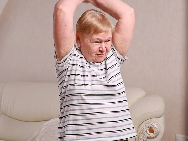 Ältere Frau Schlafzimmer Macht Übungen — Stockfoto