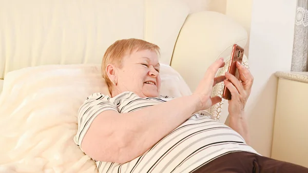 Eine Ältere Frau Kommuniziert Mit Einem Handy — Stockfoto