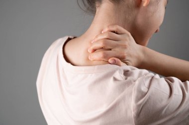 Zor bir iş gününden sonra bir kadının boynu ağrır.. 