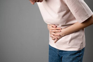 Kadının midesi ağrıyor..