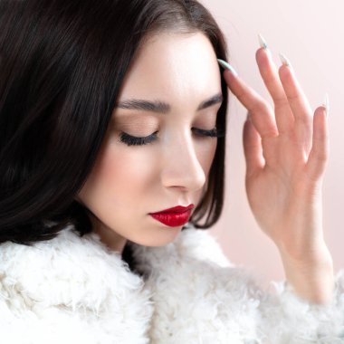 Lüks kürklü kışın moda kadını. Güzellik mankeni kız. Güzel kış kızı. 