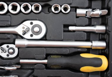 Bir takım siyah ve sarı aletler..