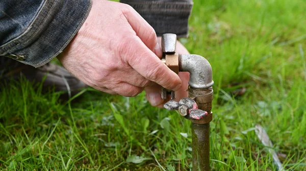 Man Fixing Garden Water Pipe — Stock fotografie