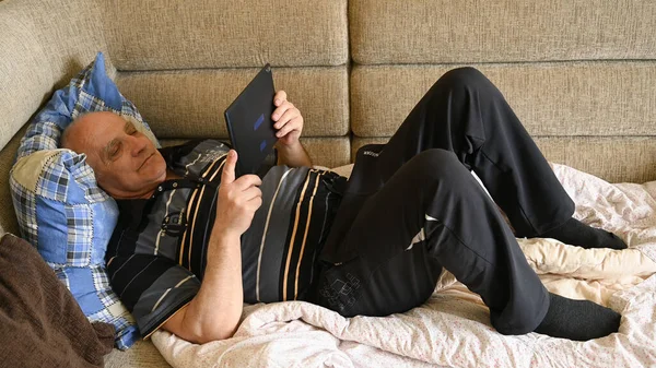 Älterer Mann Ruht Sich Tablet Aus — Stockfoto