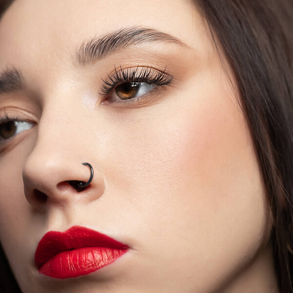Крупный план женские глаза с большой формы брови, чрезвычайно длинные ресницы. Праздновать макияж, роскошные тени для век. Макро с красивым глазом.