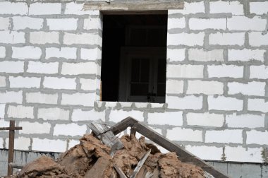 Köpük bloklarından konut binasına uzanan uzantı. 