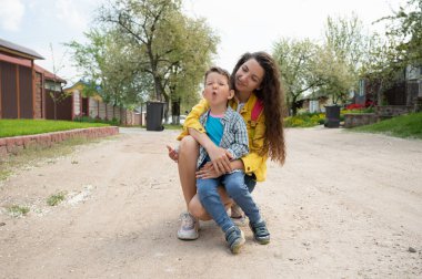 Neşeli anne çocuğu kucaklıyor.. 