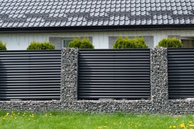 Yeni Gabion çitleri inşa edin. Gabion çiti. 