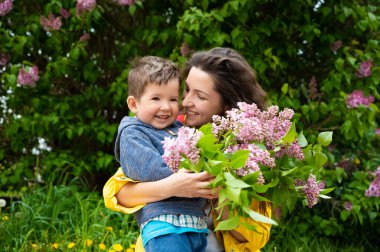 Mutlu anne ve çiçekli bebek.