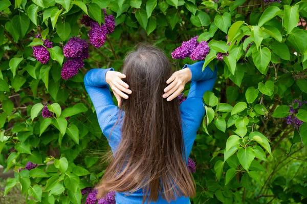 Bella Ragazza Con Bei Capelli Vicino Lilla — Foto Stock