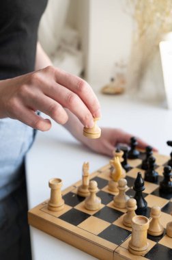 Satranç tahtasının yanındaki kadın. Strateji düşünen kadın. 