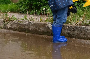 Çocuk büyük bir su birikintisinde oynuyor. # Yoldayken # 