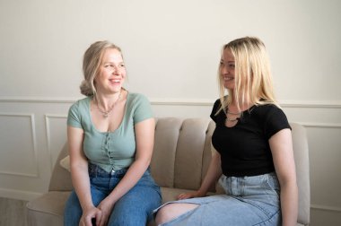 İki sevgi dolu kadın gülümsüyor..