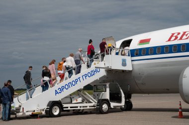 Minsk, Belarus - 5 Haziran 2021: İnsanlar Beyaz Rusya uçağına biniyor