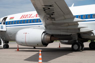 Minsk, Belarus - 5 Haziran 2021: Belavia uçağı indi 