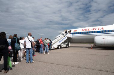 Minsk, Belarus - 5 Haziran 2021: İnsanlar Beyaz Rusya uçağına biniyor