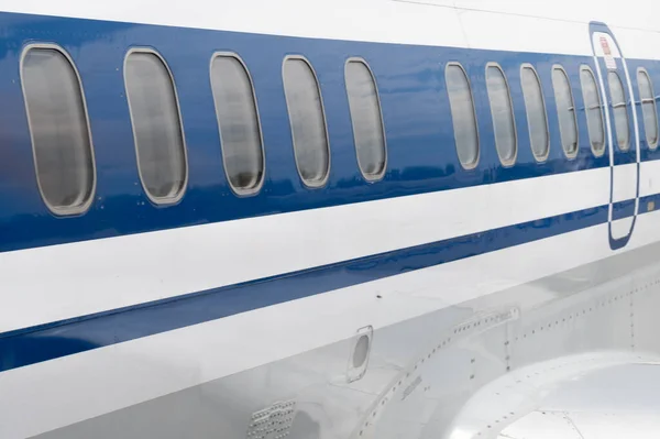 Okna samolotu pasażerskiego — Zdjęcie stockowe