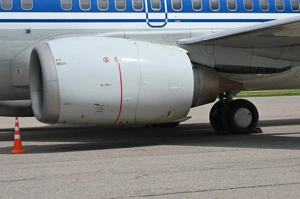 Flugzeugturbine aus nächster Nähe. Flugmotor — Stockfoto