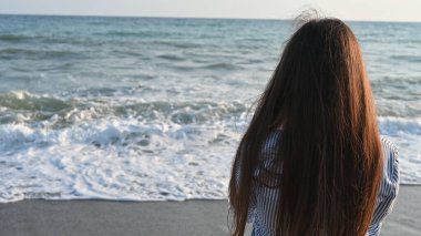 Deniz kenarında yürüyen ayaklar. 