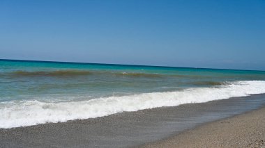 Sahilin kenarındaki dalgalı deniz.. 